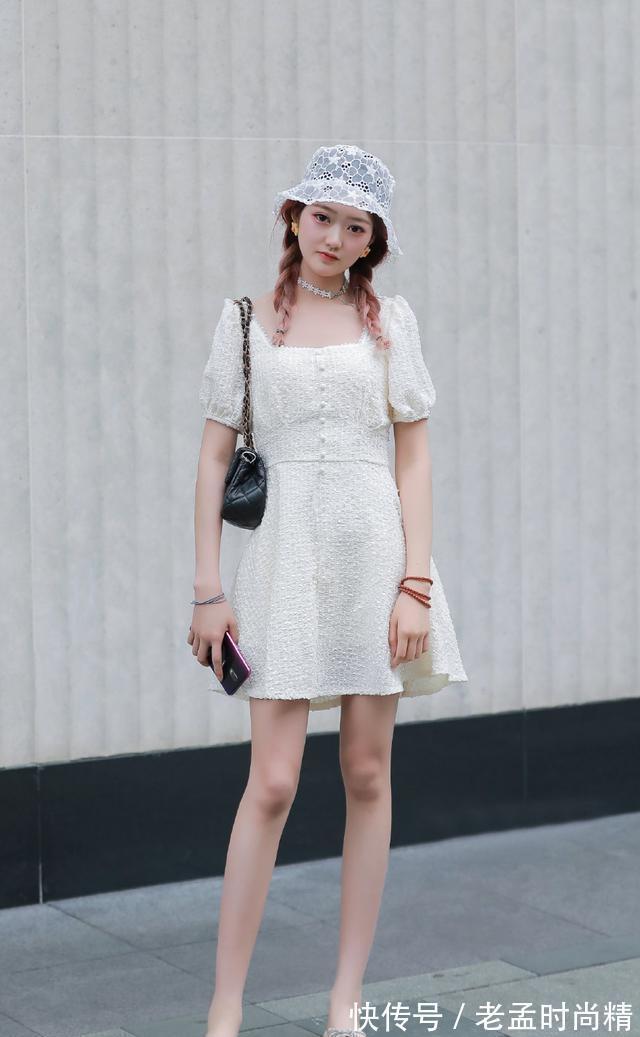 半身裙|街拍:连衣裙打扮让你眼前一亮,精心的设计尽显慵懒风,摩登范十足