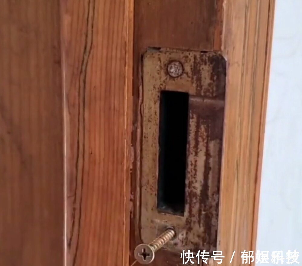 螺丝钉|家具上螺丝孔变大,螺丝无法拧紧怎么办快试试这个小妙招,好用
