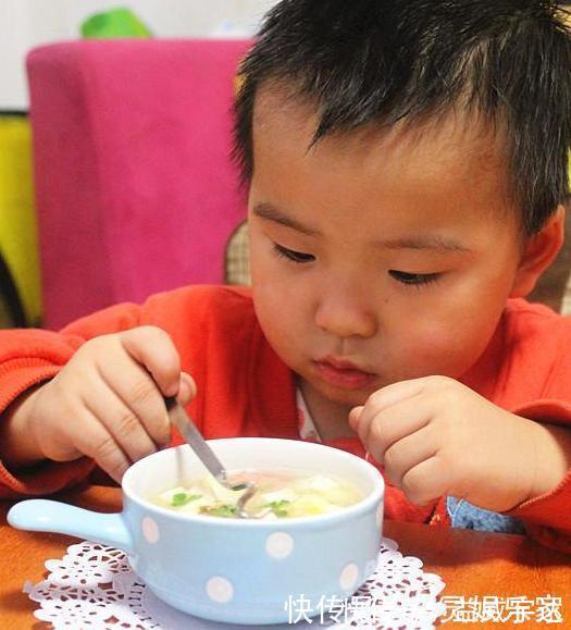 身高|父母的几个坏习惯,正在“偷”走娃的身高,青春期前纠正还来得及