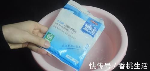 在梳子上涂抹牙膏，作用真厉害，我也是刚知道，快回家试一试