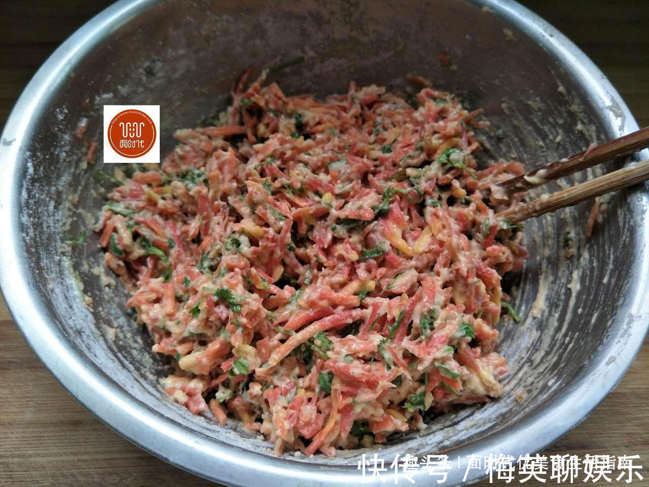 酥软|我炸的丸子,香脆酥软,怎么吃都不腻,边吃边炸,端上桌都快没了