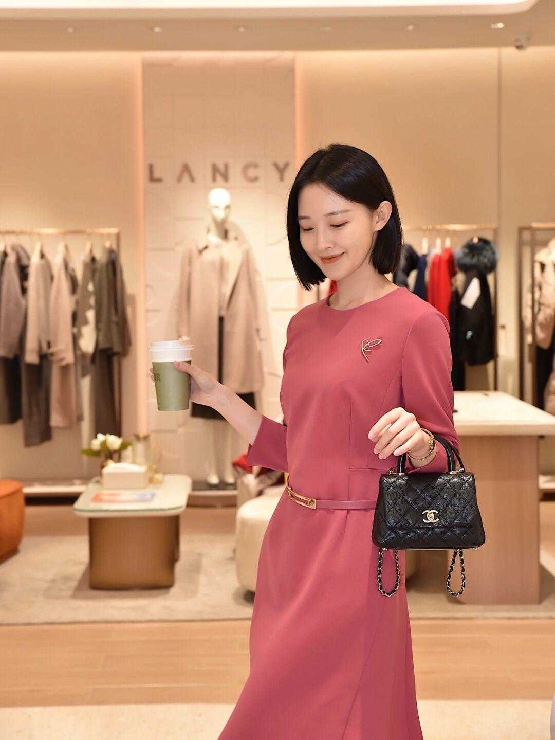 牛仔裙 早春职场怎么穿更洋气?借鉴这几组搭配方式,简约日常又有气场