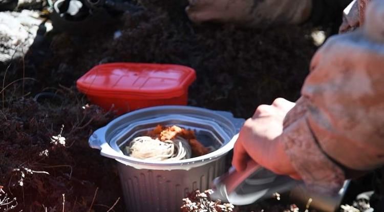 西藏军区某边防|海拔4500多米,边防官兵吃上了自热火锅