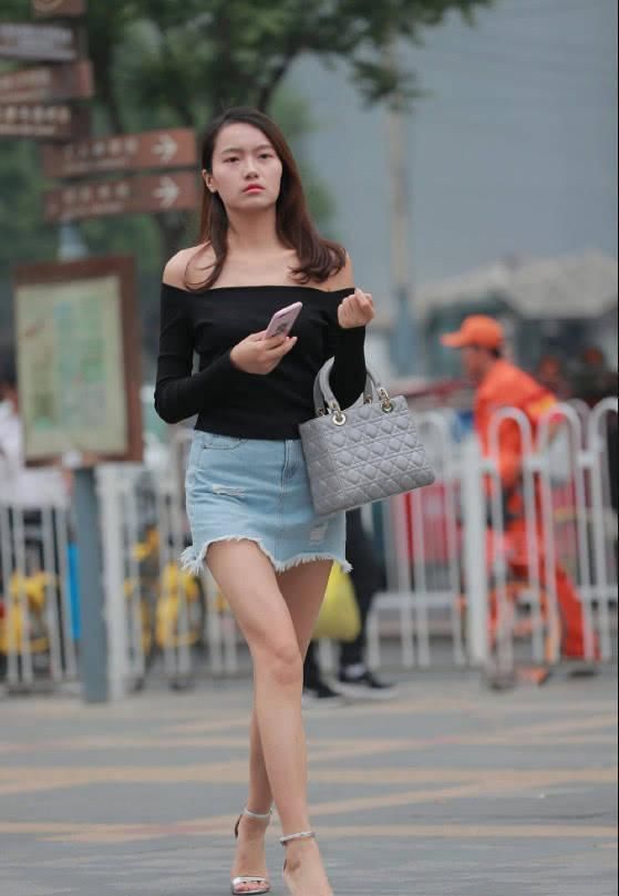 咸豆浆|街拍美女:穿露肩装的小姐姐,搭配牛仔短裙,长腿吸睛十足