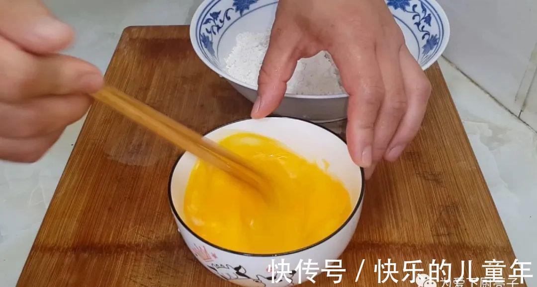 蕉叶不要买着吃了，教你一种新吃法，焦脆香甜，全家老少都抢着吃