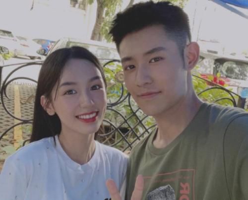 头围|周也哄小孩遭怼脸拍，头围差距令人眼花，23岁的皮肤媲美婴儿