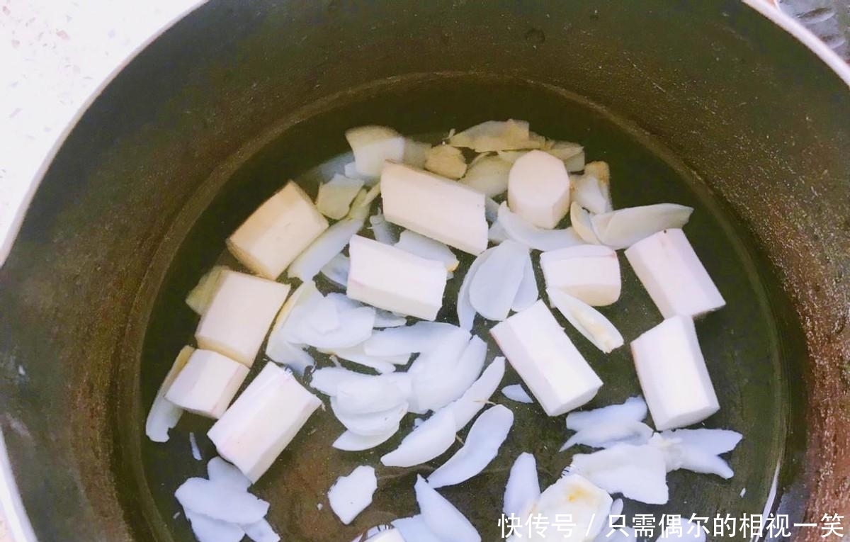 早餐别只喝牛奶,加点山药做山药百合双拼奶,营养又滋润