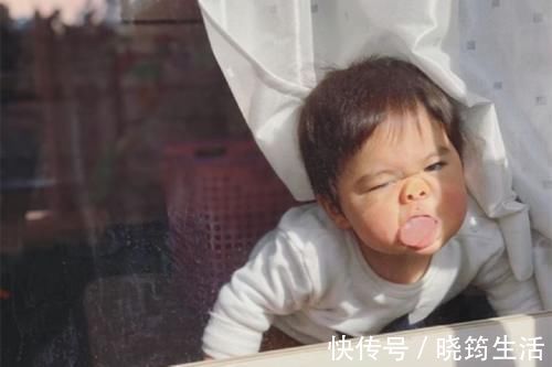 进食|妈妈晒娃丑照走红,宝宝用脸吃饭、擦窗户,网友:娃不要面子的吗