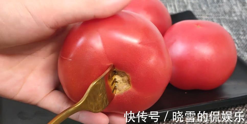 勺子|西红柿去皮最忌用开水烫，教你2个小妙招，快速去皮营养不流失！