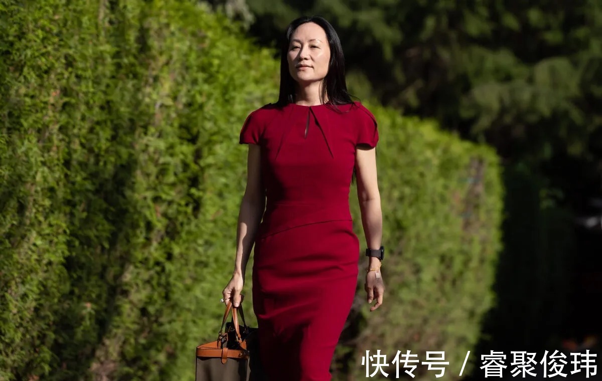 出庭|孟晚舟休息两天后再次出庭!穿一字肩蓝裙秀细腰,微微一笑女王范