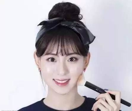 适合丸子头的春日妆容~