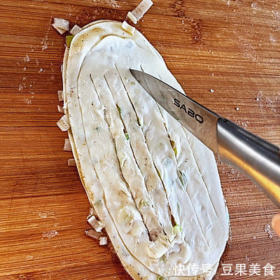 葱油饼|饺子皮做的葱油饼这样吃，全家都喜欢