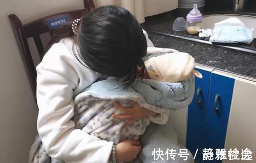 新生儿|揪心!出生40天的女婴在草坪晒太阳,被一旁玩耍的小孩踩伤头部