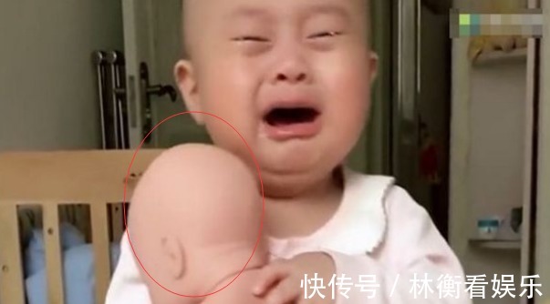 一个劲|宝妈骗大宝说又生了个弟弟,大宝抱起“弟弟”,下一秒萌翻了!