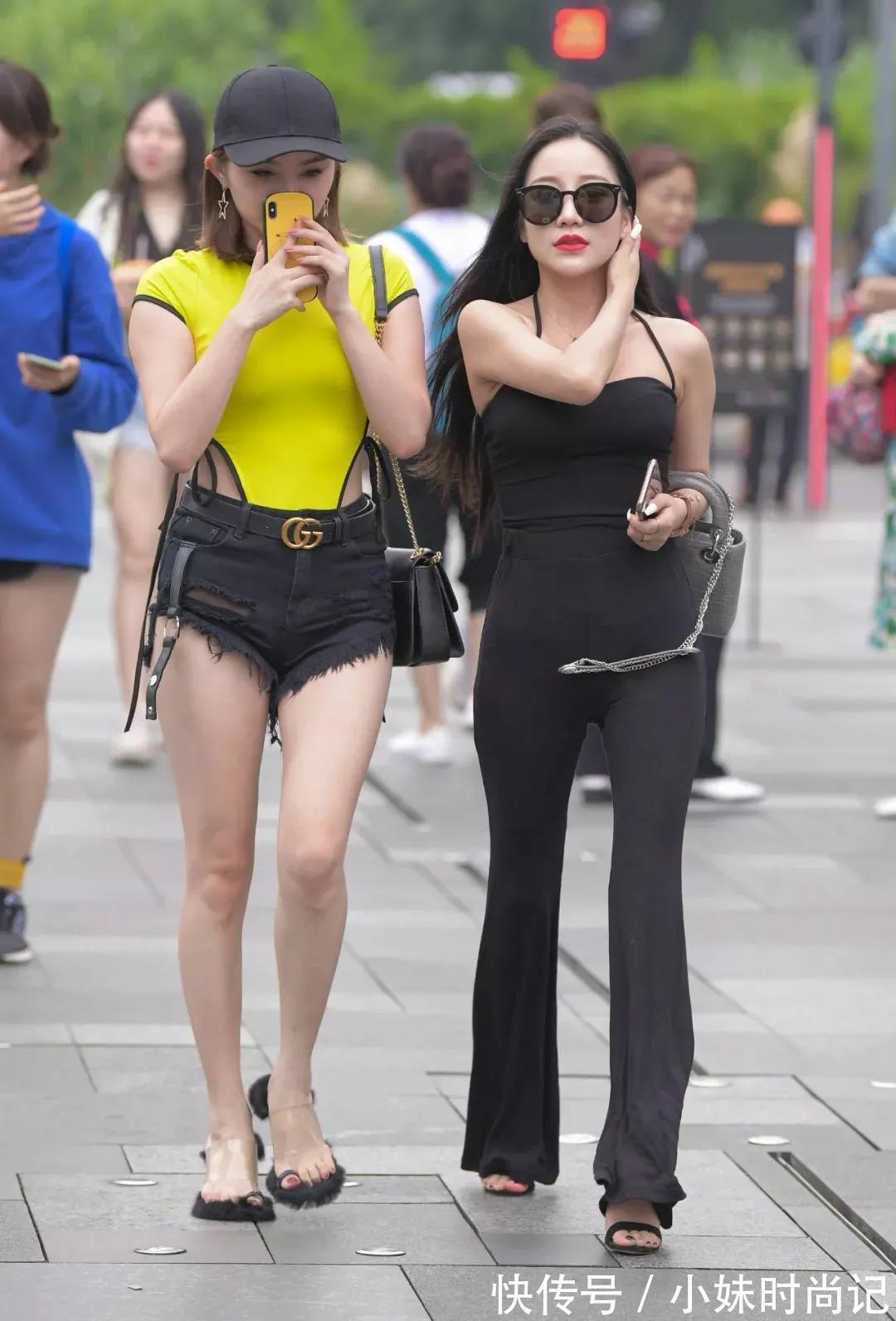 眼福 街拍:穿黑裤的时髦女,身材很正,你们有眼福了