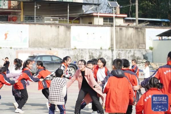 女孩|这位95后女孩，陪山里娃写下1000多首诗