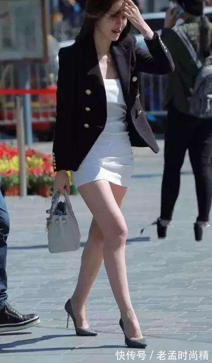 街拍|街拍：紧身包臀裙的辣妈，秀出大长腿