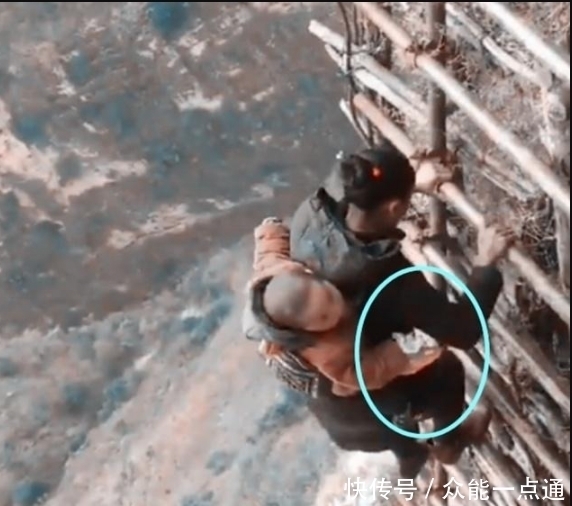 宝宝|妈妈背宝宝走“天梯”回家，看到梯子后，网友：捏了一把汗