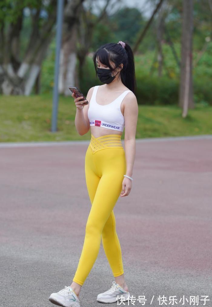 小姐姐 适合小仙女的瑜伽裤,美女搭配上吊带,看上去也很时尚可爱