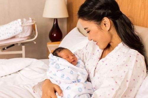 捂月子|“不听老人言吃亏在眼前”？夏天坐月子，老经验反不利宝妈健康