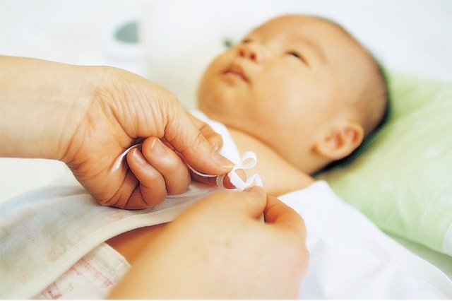 宝宝|1岁宝宝“一字马”睡姿走红,动作高难度,网友:我还不如一个娃