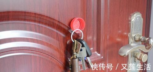 出门总是忘记带钥匙,只需一个塑料瓶盖,轻松解决大烦恼,学学吧