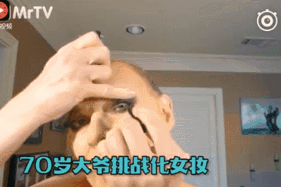 请收下我的膝盖!70岁大爷化妆成美女无人识，让我们情何以堪