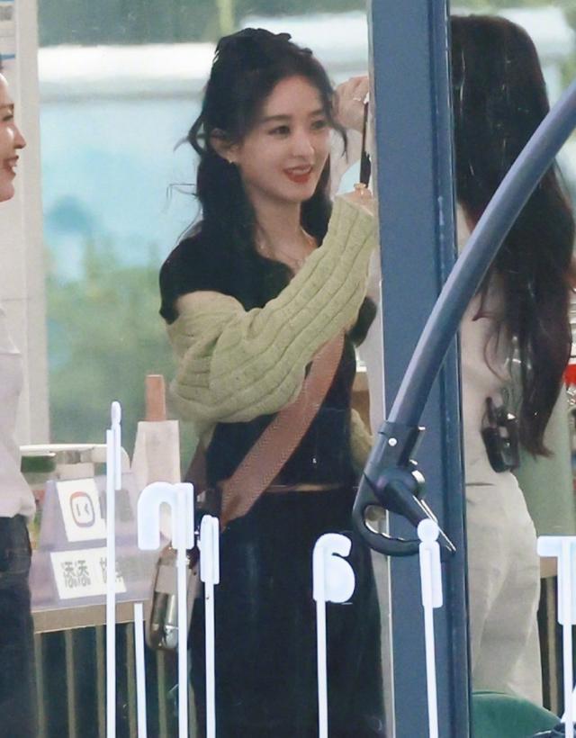 穿搭|赵丽颖异装回归《中餐厅5》,路透装备太“潮”,同行两人引注意