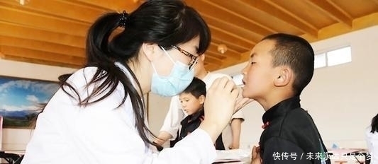 医生|6岁女儿长出双排牙能拔吗?医生说出原因后,妈妈:不该这样喂你