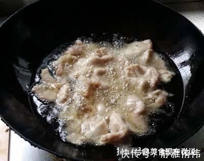 大厨:不管腌什么肉,别只放盐,多加“2种料”,肉质嫩滑炒不老