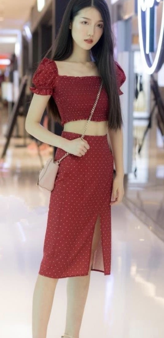 街拍：腿长白皙的小姐姐，美丽性感,颜值和穿搭不多见！