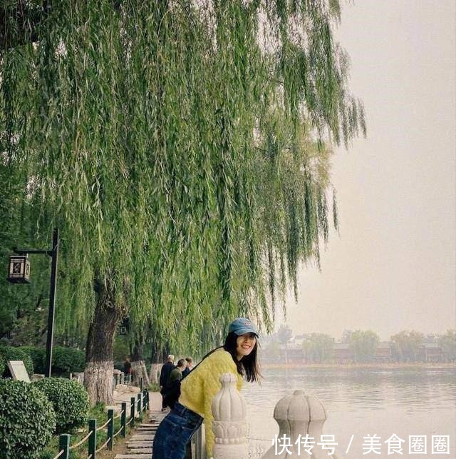 穿搭 又被刘雯惊艳了！基础款的“羽绒服+牛仔裤”，穿得时髦又显高！