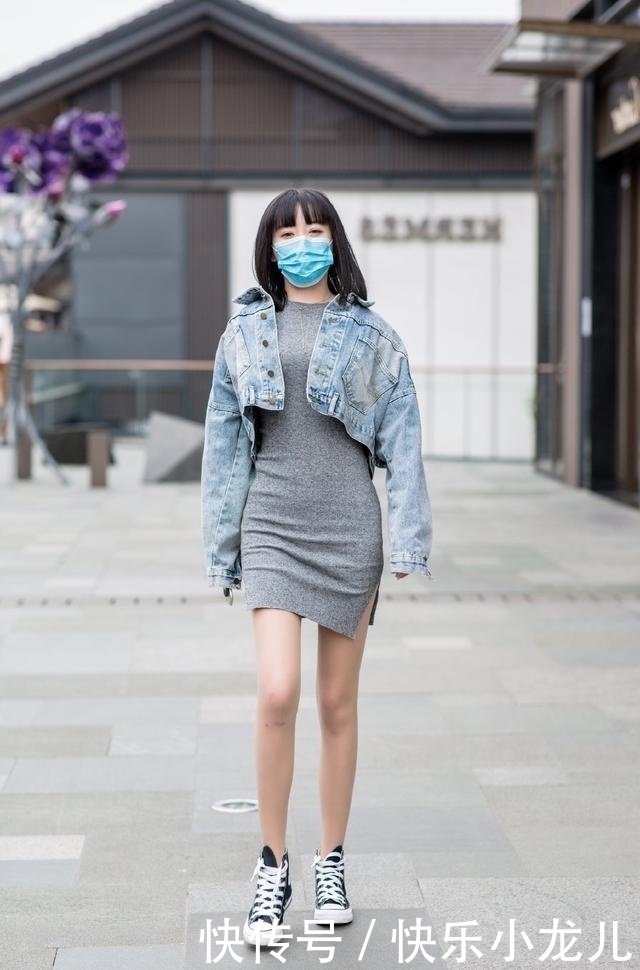 路人街拍,美女穿着一件黑色的打底衫,将修身进行到底