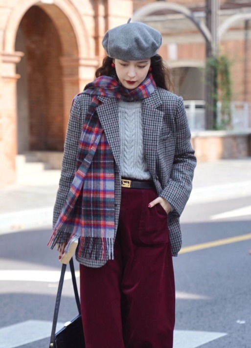 搭配 今年大火的“格纹外套”,比羽绒服还耐穿保暖,洒脱时髦又有气场