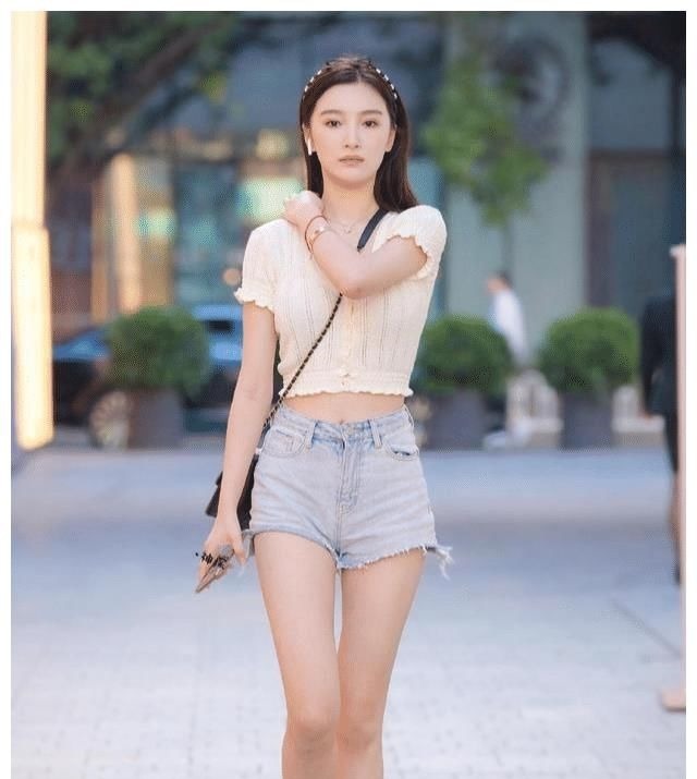 露脐上衣 甜美小姐姐一身白色露脐上衣,搭配牛仔短裤,看起来很温柔的感觉
