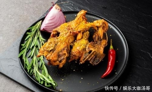 饮料|阿姨早餐店卖鸡架,用油饼卷着吃,老板怕食客噎到又推出饮料