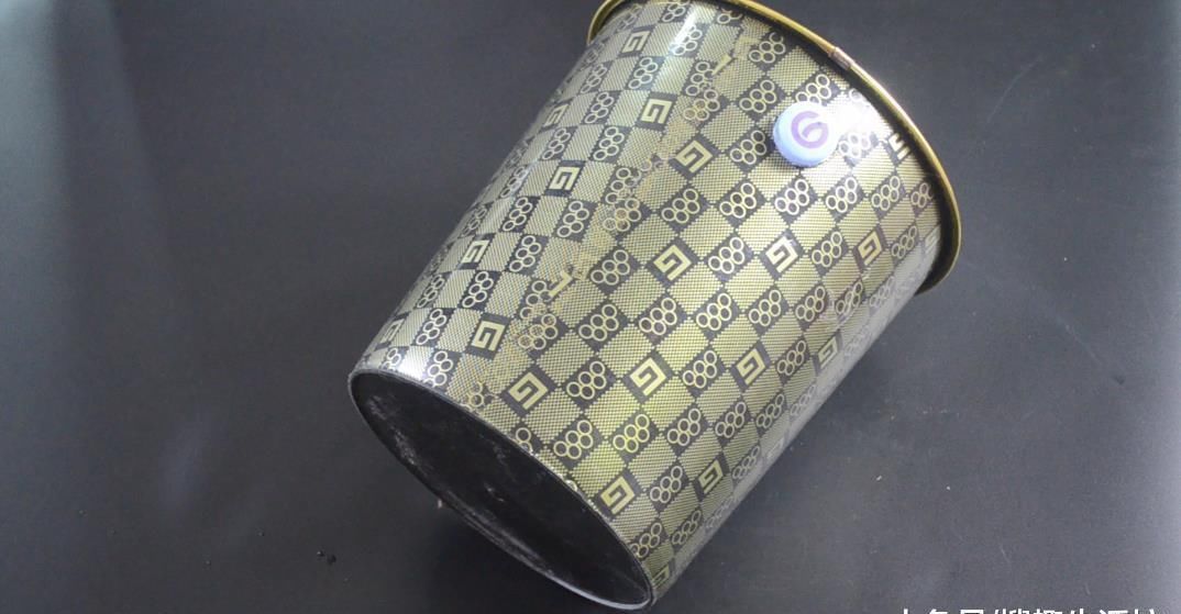 妙用|垃圾桶上粘一个塑料瓶, 一年还能帮家里省不少钱, 可惜知道的人不多