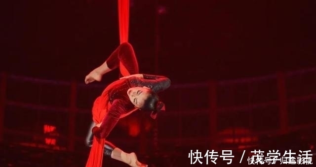 曾被診斷癱瘓傷殘,30歲卻手握長(zhǎng)綢高空翱翔,這位雜技巾幗太颯了