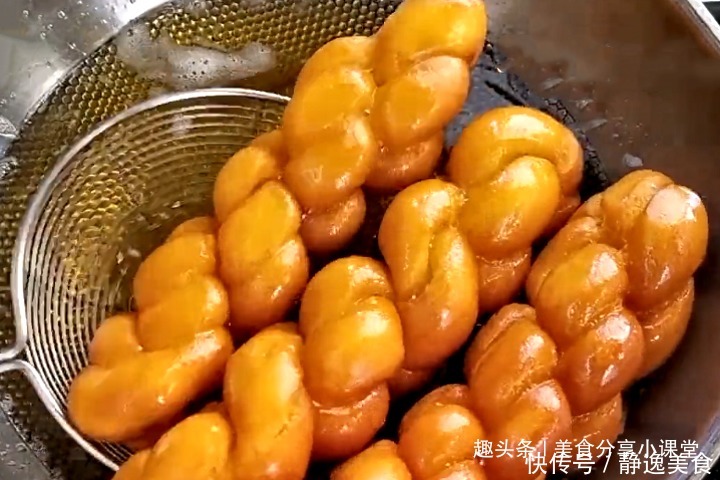 想吃麻花别再出去买了,试试此做法,外酥里软,零添加,特好吃