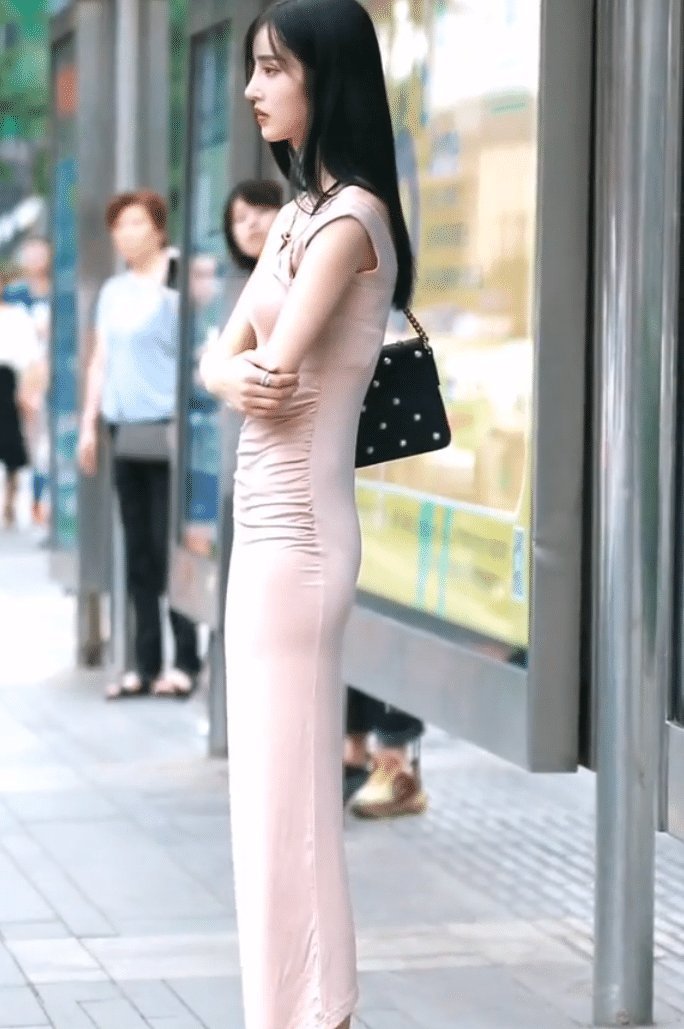 长裙|美女那么好看的包臀长裙,为什么就是不肯穿高跟