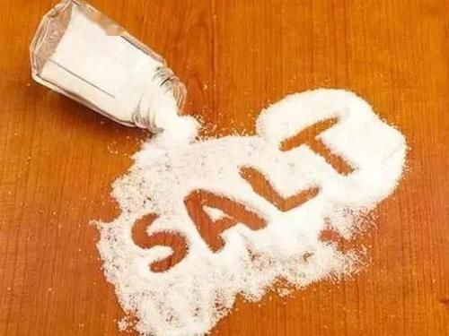 水龙头|把食盐放进卫生间里,大多数人不知道有啥用,但试过的人都说好