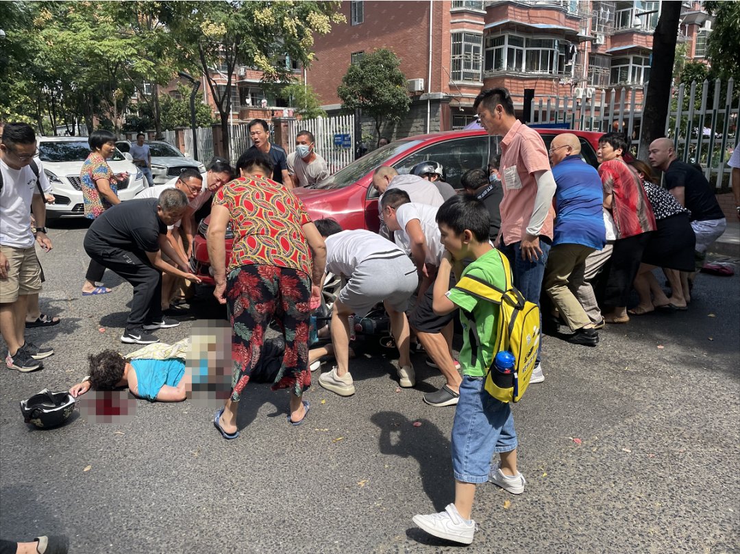 女子|女子被卷入车底！危急时刻，临平市民徒手抬车救人！