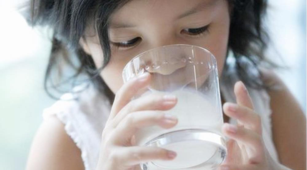 小何|坚持睡前喝牛奶3年,10岁男孩身高只有1米1,医生:喝奶时间不对