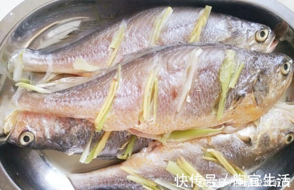 老少皆宜|煎鱼时，直接下锅就“废”了，在鱼身上抹点“它”，不粘锅不溅油
