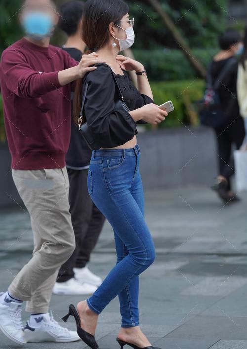  舒适|方领长袖搭配牛仔裤，穿起来舒适又随意，休闲百搭