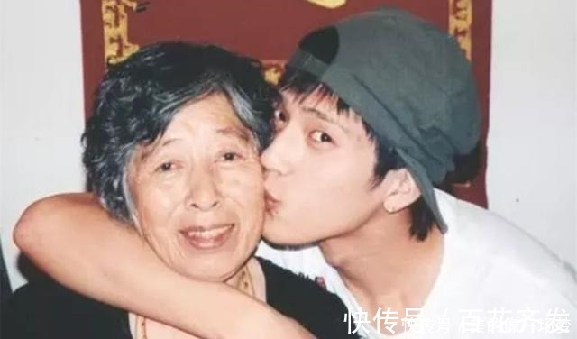 奶奶|出生28天父母离婚,奶奶捡破烂养大他,成名后父母争着与他相认