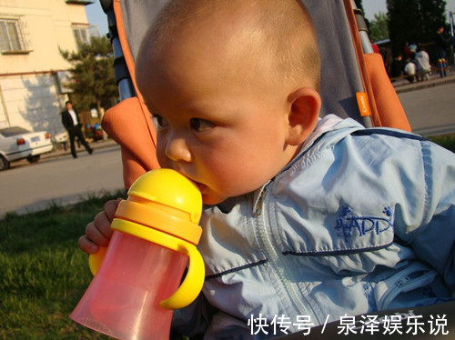喝水|劝告夏季3个时间别强迫娃喝水,易伤脾胃积食,家长别不当回事