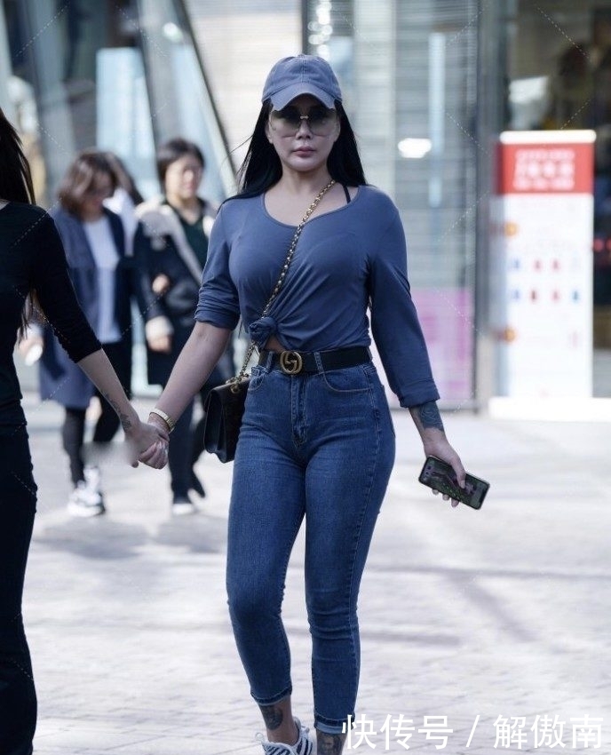 体型|宽松的上衣修饰微胖的体型,牛仔裤搭配黑腰带意外美出“时尚气质”