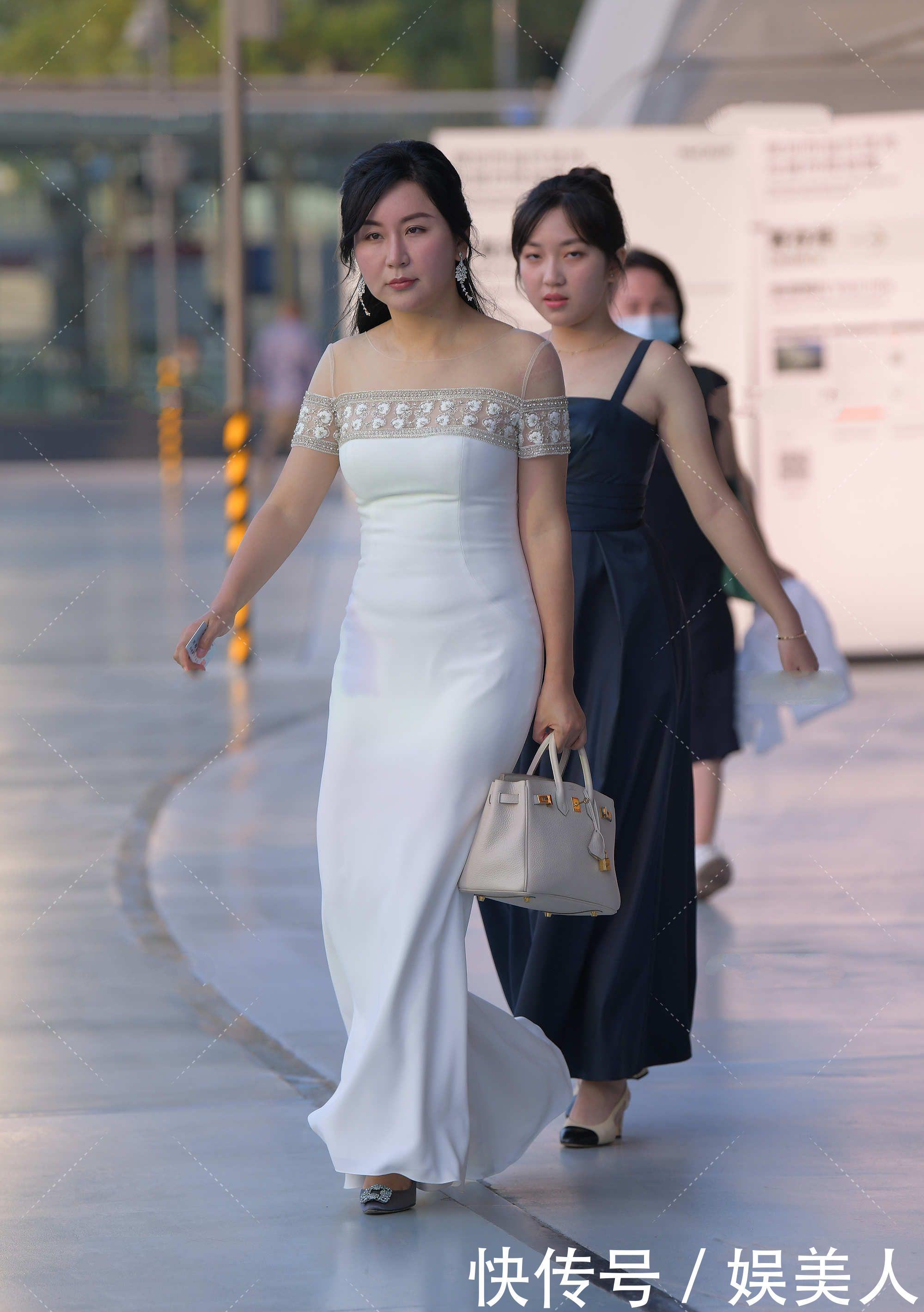 白色一字肩长款礼服裙,凸显身材魅力,更显高级气场