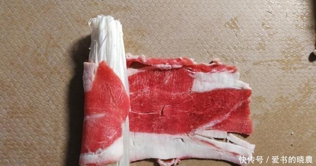 金针菇是一种简单美味的开胃菜下饭,满足一个人的渴望